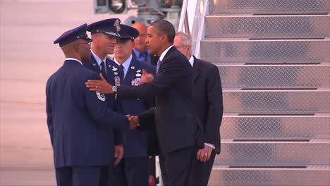 El-Presidente-Barack-Obama-Y-El-Senador-De-Nevada-Harry-Reid-Caminan-Desde-Air-Force-One