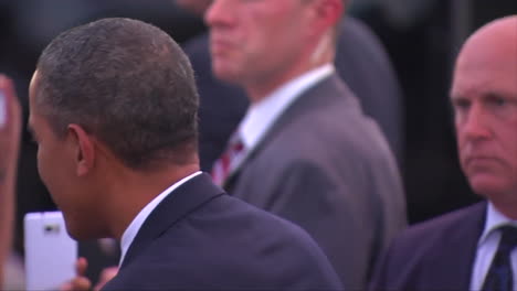Präsident-Barack-Obama-Und-Nevada-Senator-Harry-Reid-Begrüßen-Die-Menge-Und-Steigen-Dann-In-Den-Präsidentenhubschrauber-Ein