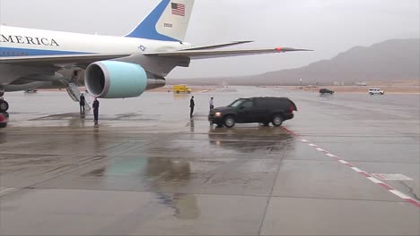 Präsident-Obama-Kommt-An-Einem-Regnerischen-Tag-In-Einer-Autokolonne-Bei-Airforce-Eins-An