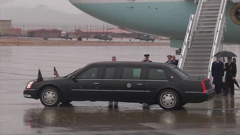 El-Presidente-Obama-Llega-A-Airforce-One-En-Una-Caravana-En-Un-Día-Lluvioso-1