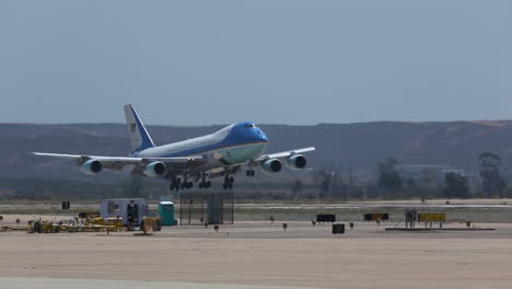 Air-Force-One-Aterriza-En-La-Pista-De-Un-Aeropuerto