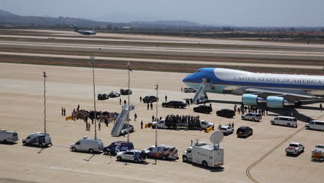 El-Presidente-Obama-Se-Reúne-Con-Admiradores-En-Un-Aeropuerto-Cerca-De-Air-Force-One