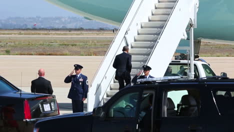 Präsident-Obama-Betritt-Air-Force-One