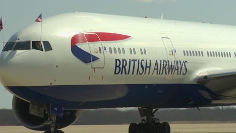 Der-Britische-Premierminister-David-Cameron-Steigt-Aus-Einem-Flugzeug-Der-British-Airways,-Um-Den-Massen-Zuzuwinken