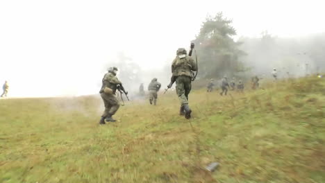 Soldaten-Nehmen-An-Einer-Live-Feuer-Übung-Auf-Einem-Schlachtfeld-Teil-1