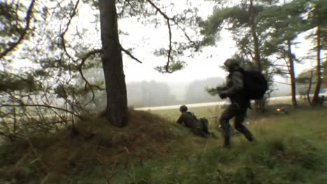 Los-Soldados-Participan-En-Un-Ejercicio-De-Fuego-Vivo-En-Un-Campo-De-Batalla-3