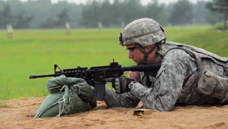 Los-Soldados-Disparan-El-Rifle-De-Carabina-M4-En-Un-Campo-De-Batalla-Simulado