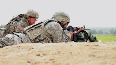 Los-Soldados-Disparan-El-Rifle-De-Carabina-M4-En-Un-Campo-De-Batalla-Simulado-1