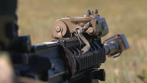 Francotiradores-Disparan-El-Rifle-De-Carabina-M4-En-Un-Campo-De-Batalla-Simulado