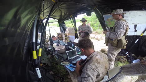 Tropas-Estadounidenses-Trabajando-En-Un-Centro-De-Comando-Móvil-En-El-Campo