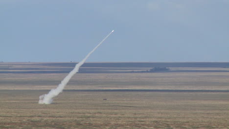 Das-Mobile-Raketenwerfersystem-Himars-Wird-Aus-Den-Wüsten-Des-Nahen-Ostens-Abgefeuert