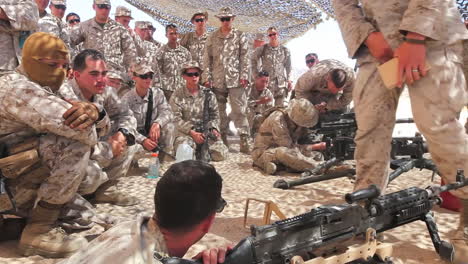 Los-Marines-Estadounidenses-Practican-Disparando-Ametralladoras-En-Ejercicios-De-Campo-De-Batalla
