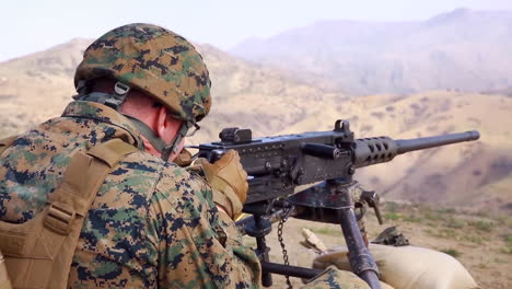 Los-Marines-Estadounidenses-Practican-Disparando-Ametralladoras-En-Ejercicios-De-Campo-De-Batalla-8