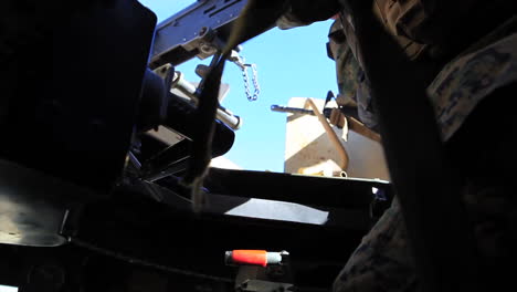 Los-Marines-Estadounidenses-Practican-Disparando-Ametralladoras-Desde-Un-Humvee-En-Los-Ejercicios-De-Campo-De-Batalla-1