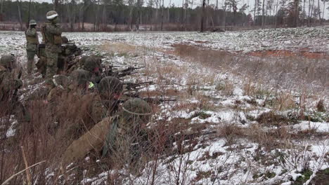 US-Marines-üben-Im-Winter-Das-Abfeuern-Von-Maschinengewehren-Bei-Schlachtfeldübungen