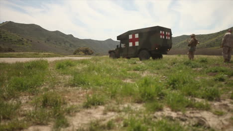 Heridos-Estadounidenses-Se-Someten-A-Cirugía-De-Emergencia-Y-Transporte-A-Un-Hospital-De-Campaña-Durante-La-Batalla