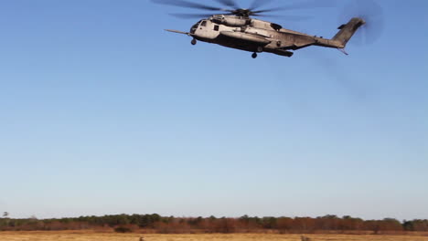 Los-Heridos-Estadounidenses-Son-Transportados-A-Un-Hospital-De-Campaña-En-Helicóptero-Durante-Una-Batalla-Simulada