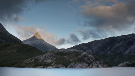 Noruega-Rocky-Lake-01