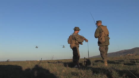 Amerikanische-Marines-Tauchen-Auf-Einer-Simulierten-Mission-Aus-Osprey-Hubschraubern-Auf