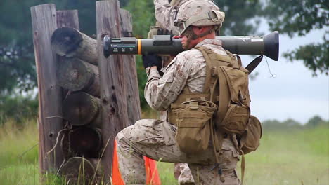 Marines-Lernen,-Die-Leichte-Panzerabwehrwaffe-At4-In-Einem-Simulierten-Kampf-Abzufeuern