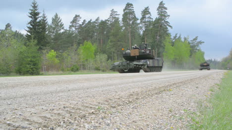 US-Armeepanzer-Fahren-Eine-Waldstraße-Hinunter