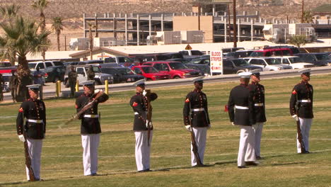 Die-United-State-Marine-Corp-Marching-Band-Und-Color-Guard-üben-Auf-Einem-Spielfeld