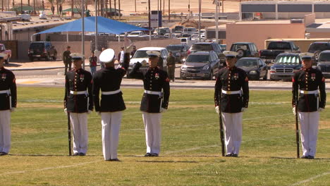 Die-United-State-Marine-Corp-Marching-Band-Und-Color-Guard-Übung-Auf-Einem-Spielfeld-1