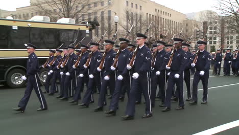 Los-Veteranos-De-Los-Estados-Unidos-Y-El-Personal-Militar-Caminan-En-Un-Desfile-En-Washington-DC-1