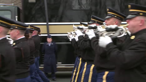 US-Veteranen-Und-Militärangehörige-Gehen-In-Einer-Parade-In-Washington-DC-2