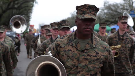 Los-Veteranos-De-Los-Estados-Unidos-Y-El-Personal-Militar-Caminan-En-Un-Desfile-Durante-El-Mardi-Gras-En-Nueva-Orleans-1