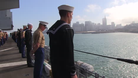 Infantes-De-Marina-Y-Marineros-Manejan-Los-Rieles-Cuando-Entran-En-El-Puerto-De-San-Francisco-3