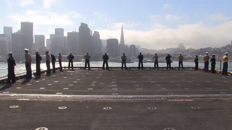 Marines-Und-Matrosen-Bemannen-Die-Schienen,-Wenn-Sie-Den-Hafen-Von-San-Francisco-Erreichen-4
