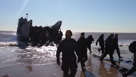 Marines-Und-Matrosen-Reagieren-Auf-Hurrikan-Sand-Mit-Amphibienfahrzeugen