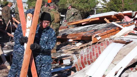 Marinesoldaten-Und-Armeetruppen-Durchsuchen-Zerstörte-Häuser-Nach-Dem-Hurrikan-Sand-4