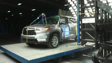 Das-National-Highway-Transportation-Safety-Board-Crashtests-Eines-Toyota-Highlander-Aus-Dem-Jahr-2014-1