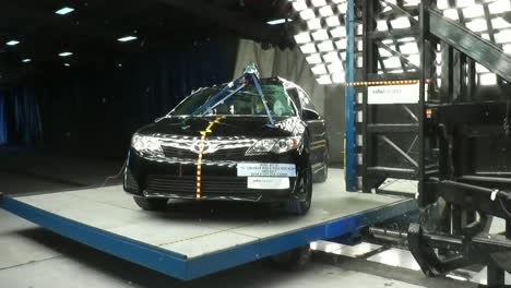 La-Junta-Nacional-De-Seguridad-En-El-Transporte-Por-Carretera-Prueba-De-Choque-Un-Toyota-Camry-2-2014