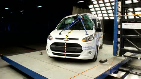 La-Junta-Nacional-De-Seguridad-Del-Transporte-Por-Carretera-Prueba-Un-Choque-De-Un-Ford-Transit-2014