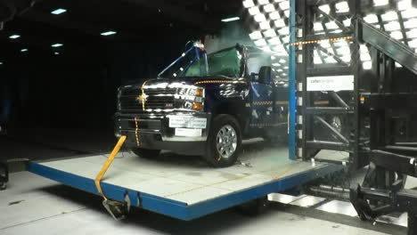 La-Junta-Nacional-De-Seguridad-En-El-Transporte-Por-Carretera-Prueba-Un-Choque-De-Un-Chevy-Silverado-2014