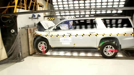 Das-National-Highway-Transportation-Safety-Board-Crashtests-Eines-Chevy-Vororts-Aus-Dem-Jahr-2014