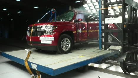 Das-National-Highway-Transportation-Safety-Board-Crashtests-Einen-2014er-Chevy-Vorort