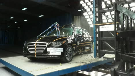 La-Junta-Nacional-De-Seguridad-En-El-Transporte-Por-Carretera-Prueba-De-Choque-Un-Hyundai-Genesis-1-2014