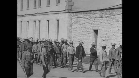 Los-Prisioneros-Hacen-Fila-Y-Entran-En-La-Prisión-De-Ft-Leavenworth-Kansas-En-1918