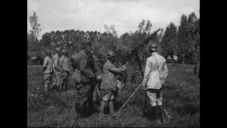 Feindliche-Flugzeuge-Werden-Im-Ersten-Weltkrieg-Mit-Maschinengewehren-Abgeschossen-1