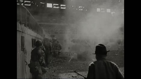 Los-Soldados-Estadounidenses-Luchamos-Para-Tomar-Manila-En-Filipinas-En-La-Segunda-Guerra-Mundial,-Incluida-La-Lucha-Dentro-De-Un-Estadio-De-Béisbol.