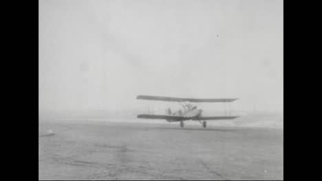 Air-Mail-Is-Delivered-For-The-First-Time-In-1918-By-Aircraft-2