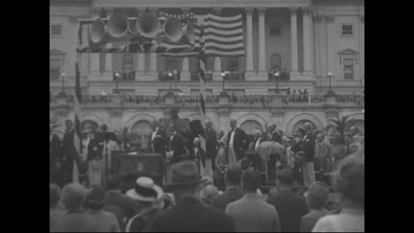 President-Calvin-Coolidge-Gives-The-Distinguished-Cross-To-Aviator-Charles-Lindbergh?S-Following-His-1927-Historic-Flight-1