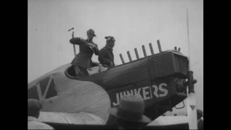 Zeremonielle-Tänze-Und-Festlichkeiten-Begrüßen-Die-Bremer-Flieger-Auf-Dem-Soldatenfeld-1928-In-Chicago