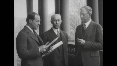 Orville-Wright-Und-Wilbur-Wright-Erhalten-1929-Das-Angesehene-Fliegende-Kreuz-Im-Gebäude-Des-Staatskriegs-Und-Der-Marine