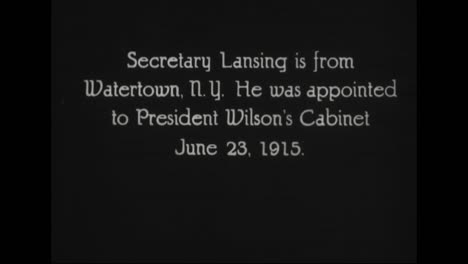 Se-Perfilan-Funcionarios-Prominentes-En-La-Administración-Del-Presidente-Woodrow-Wilson-De-1917-A-1921,-Incluido-El-Secretario-De-Estado-Robert-Lansing-Y-El-Secretario-De-Marina-Joseph-Daniels