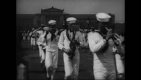 Una-Banda-De-Marineros-De-La-Marina-Camina-En-Un-Desfile-Frente-A-Edificios-Públicos-En-Filadelfia